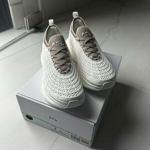 NWT APL Zipline ivory/sandstone/ribbed size 8 women’s